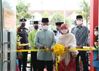 Yang di-Pertuan Agong, Al-Sultan Abdullah Ri’ayatuddin Al-Mustafa Billah Shah dan Raja Permaisuri Agong, Tunku Azizah Aminah Maimunah Iskandariah berkenan mencemar duli  merasmikan Pusat Hemodialisis Yayasan Al-Sultan Abdullah di Pekan, Pahang hari ini.