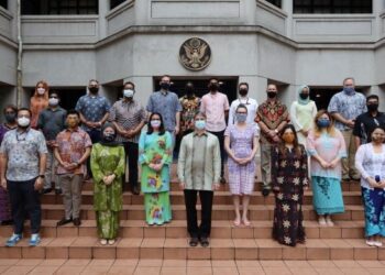 DUTA Besar Amerika Syarikat ke Malaysia, Brian D. Mcfeeters (tengah) bersama kakitangan kedutaan.