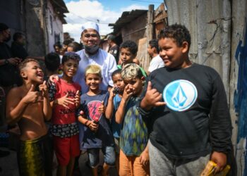 USTAZ Ebit Lew bersama kanak-kanak gelandangan di Sao Paolo, Brazil.