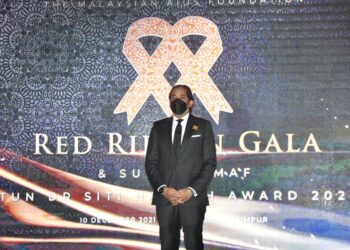 KHAIRY Jamaludin ketika menghadiri Majlis Makan Malam Gala Reben Merah dan Anugerah Tun Dr. Siti Hasmah Sunway-Yayasan AIDS Malaysia (MAF) 2021 malam tadi.