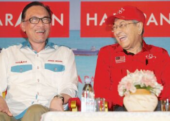 DR. Mahathir Mohamad beserta tiga orang lagi ahli Parlimen Parti Pejuang Tanah Air (Pejuang)
menandatangani kenyataan sumpah berkanun menyokong Anwar sebagai calon Perdana Menteri pada
pemilihan lepas untuk makluman Istana Negara.