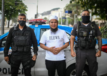 USTAZ Ebit Lew ditemani polis Brazil ketika di Rio De Janeiro.