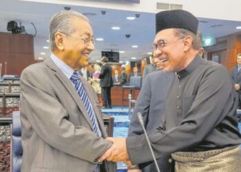 GAMBAR kenangan Dr. Mahathir Mohamad dan Anwar Ibrahim di Parlimen.