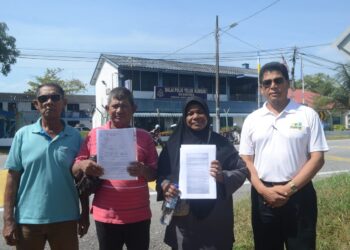 FAJINAH Jaafar (dua dari kanan) bersama wakil nelayan lain tampil membuat laporan polis selepas mendakwa sukar memperbaharui lesen nelayan di Balai Polis Teluk Kumbar, Bayan Lepas, Pulau Pinang hari ini.