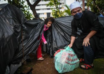 USTAZ Ebit Lew membawakan barangan keperluan untuk mereka yang tiada tempat tinggal di Sao Paolo, Brazil.