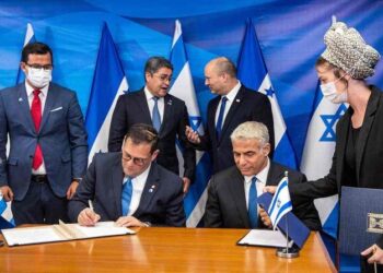 MENTERI Luar Israel, Yair Lapid dan Menteri Luar Honduras, Lisandro menandatangani perjanjian persefahaman sambil dihadiri Perdana Menteri Israel, Naftali Bennet dan Presiden Honduras, Juan Orlando Hernandez di Baitulmuqaddis. - AFP