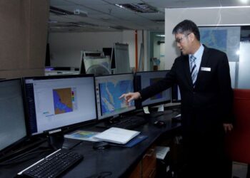 RAMALAN disediakan MetMalaysia diketuai Ketua Pengarahnya, Muhammad Helmi Abdullah sangat membantu orang ramai mendapat gambaran lengkap keadaan cuaca. – UTUSAN/SYAWAL ROSLI