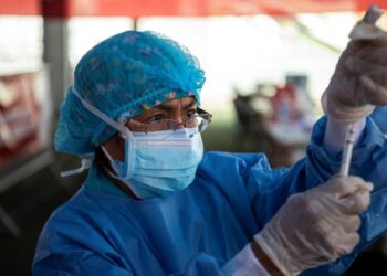 PETUGAS kesihatan menyediakan dos suntikan vaksin Pfizer-BioNTech dalam satu kempen vaksinasi di Lima, Peru. - AFP
