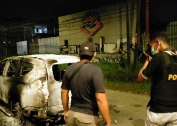 SEBUAH kereta rentung terbakar di depan Kelab Double O di Sorong, Papua Barat. -TRIBUNNEWS