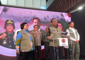 SITI Nurbaya Bakar (kiri) dan Menteri Penyelarasan Hal Ehwal Politik, Perundangan dan Keselamatan, Mahfud MD (tengah) di sidang akhbar diadakan di Jakarta. - AGENSI   