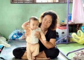 KOH KIM KEOK yang tidak bekerja kerana menghidap darah tinggi kini membantu menjaga cucu sementara anaknya keluar bekerja di Kampung Lembah Sireh, Kota Bharu, Kelantan. - UTUSAN/ROHANA MOHD. NAWI
