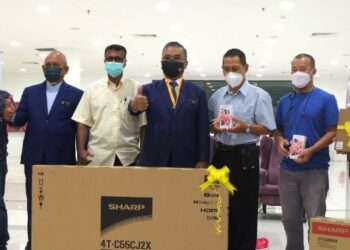 MASRI Razali (tengah) bersama para pemenang hadiah Cabutan Bertuah Kempen Bagi Bayaran Cukai Taksiran Dalam Talian di Wisma MBS di sini hari ini.-UTUSAN/BADRUL HAFIZAN MAT ISA