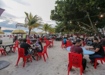 SEBAHAGIAN pelancong yang makan di sebuah restoran di Pantai Chenang, Langkawi. - UTUSAN/SHAHIR NOORDIN