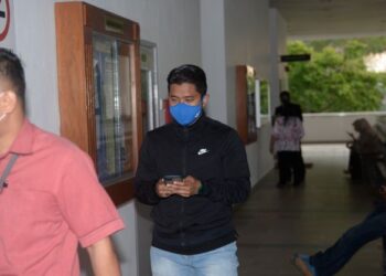 MOHD. Nazuli Mohd. Nazari yang mengaku tidak bersalah terhadap pertuduhan menerima rasuah keluar  dari Mahkamah Sesyen Alor Setar hari ini. - UTUSAN/MOHD. RAFIE AZIMI