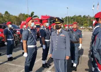 WAN MOHAMMAD ZAIDI Wan Isa (depan) memeriksa perbarisan anggota Jabatan Bomba dan Penyelamat Malaysia (JBPM) Negeri Pahang pada Majlis Perbarisan Tahunan Tahun 2022, di Ibu Pejabat JBPM Indera Mahkota di Kuantan, Pahang. - FOTO/ DIANA SURYA ABD WAHAB