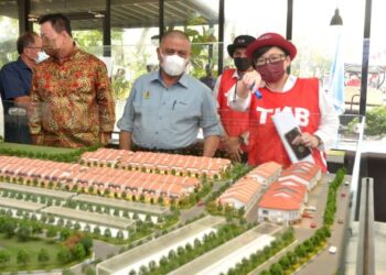 SAARANI Mohamad (tengah) melawat galeri jualan di Tapak Projek Bandar Tasik Idaman di Batu Gajah hari ini. - UTUSAN/ZULFACHRI ZULKIFLI