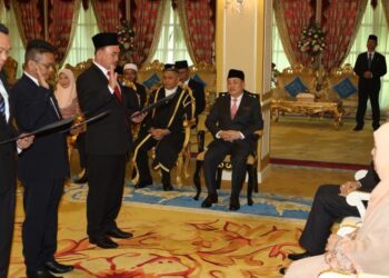 TAN Lee Fatt (kiri), Peto Galim (tengah) dan Ruslam Muharam (kanan) mengangkat sumpah di hadapan Yang Dipertua Negeri, Tun Juhar Mahiruddin di Istana Negeri Sabah, di Kota Kinabalu hari ini.