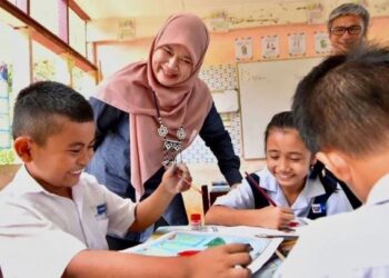 FADHLINA Sidek menyantuni murid SK Lepong Ajai, Miri ketika melakukan lawatan kerja rasminya di sini semalam.