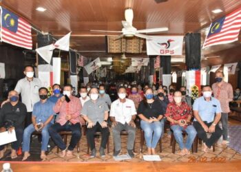 DOUGLAS (lima, kanan) bersama  ahli-ahli jawatankuasa cawangan kecil PBB Kubal Tengah di Betong Sarawak