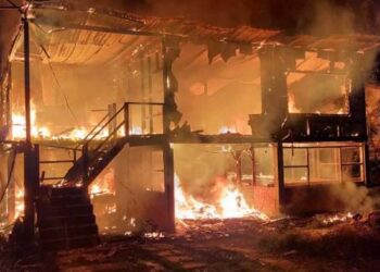 Rumah yang musnah dalam kebakaran di Kampung Seberang Kedai di Lawas, Sarawak malam tadi.