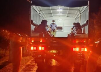 ANGGOTA Angkatan Pertahanan Awam Malaysia (APM) memakai PPE bagi memindahkan empat keluarga yang dikuarantin akibat Covid-19 ke pusat pemindahan sementara (PPS) khas Sekolah Kebangsaan (SK) Menerong di Hulu Terengganu, malam tadi.