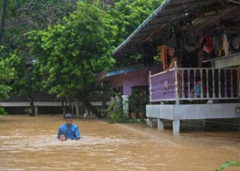 PENDUDUK tidak melepaskan peluang mandi air banjir walaupun hujan sekitar tinjauan di Kampung Tengkawang di Hulu Terengganu, hari ini. - PUQTRA HAIRRY ROSLI