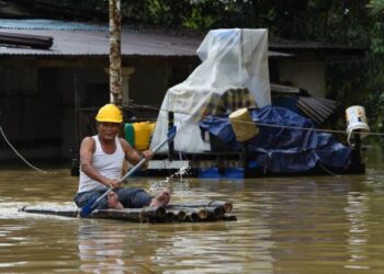 TARMIZI Jaafar menjadikan rakit sebagai tempat simpanan barangan perniagaan dan kelengkapan rumah selain sebagai pengangkutan untuk berpindah di Kampung Teladas di Kemaman, hari ini. - PUQTRA HAIRRY ROSLI