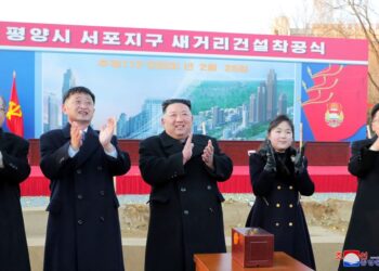 KIM Jong-un (tengah) menghadiri majlis pecah tanah bagi pembinaan jalan baharu di Sopho, Pyongyang. - AFP 