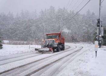JENTERA pembersih salji menyusuri jalan sepanjang Mt. Baldy Road, bandar Mount Baldy di California. - AFP  