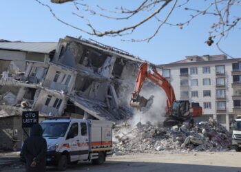 KERJA-kerja pembersihan serpihan runtuhan bangunan di Nurdagi dan Islahiye sedang dilakukan selepas gempa bumi menggegarkan wilayah Gaziantep, Turkiye. - AFP    