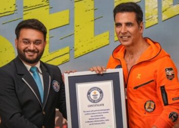 AKSHAY Kumar menerima pengiktirafan Rekod Dunia Guinness bagi paling banyak merakam gambar swafoto bersama peminatnya dalam masa tiga minit. - AGENSI     