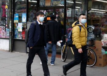 DUA penduduk berjalan di Grove Street di Jersey City, New Jersey di Amerika Syarikat (AS). - AFP    