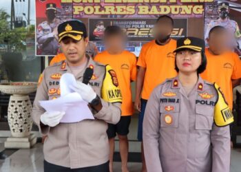 Ketua Polis Badung, Leo Dedy DeFretes (kiri), dan Timbalan Ketua Pesuruhjaya Polis, Putu Diah Kurniawandari (kanan) mengetuai sidang media kes pengedaran dadah di rantau Badung kelmarin.-AGENSI