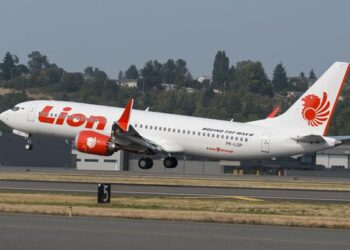 PESAWAT Lion Air membatalkan penerbangan selepas pintu kecemasan dibuka dan penumpang berlari keluar.-AGENSI