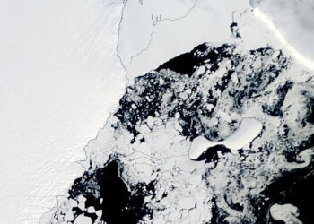 RAKAMAN imej satelit menunjukkan kepingan bongkah ais Conger yang pecah di Antartika. -NASA