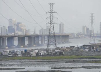 TALIAN elektrik bertekanan tinggi merintangi kawasan setinggan Makoko di Lagos, Nigeria, Sabtu, 20 Ogos 2022.-AP
