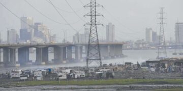 TALIAN elektrik bertekanan tinggi merintangi kawasan setinggan Makoko di Lagos, Nigeria, Sabtu, 20 Ogos 2022.-AP