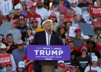 DONALD Trump berucap dalam perhimpunan pertamanya sempena kempen Pilihan Raya Presiden 2024 di Lapangan Terbang Waco. -AP