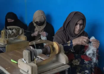 WANITA-wanita warga Afghanistan menenun bulu biri-biri untuk dijadikan karpet di sebuah kilang pembuatan karpet tradisional di Kabul, Afghanistan. -AP