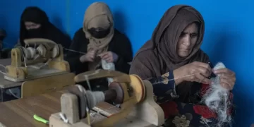WANITA-wanita warga Afghanistan menenun bulu biri-biri untuk dijadikan karpet di sebuah kilang pembuatan karpet tradisional di Kabul, Afghanistan. -AP