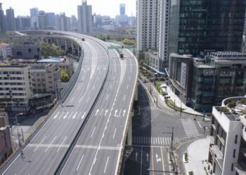 JALAN raya Shanghai hampir kosong pada April tahun lalu apabila penduduk dikurung di rumah mereka untuk membendung penularan Covid-19. -AGENSI