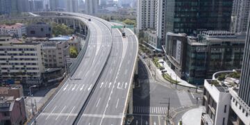 JALAN raya Shanghai hampir kosong pada April tahun lalu apabila penduduk dikurung di rumah mereka untuk membendung penularan Covid-19. -AGENSI