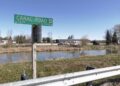PENDUDUK panik selepas melihat objek seperti mayat manusia terapung di terusan Canal Road di Ontario.-AGENSI