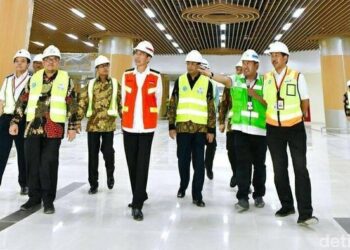 JOKOWI membuat lawatan di Lapangan Terbang Kertajati di Jawa Barat.-AGENSI