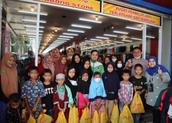 SERAMAI 18 anak yatim dibawa membeli kelengkapan raya di sebuah pusat beli-belah di Pelalawan, Riau. - AGENSI