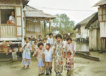 SUASANA kemeriahan Hari Raya Aidilfitri di perkampungan Melayu tradisional Pahang iaitu di Chenor, Maran, Pahang sekitar 1950-an dan 1960-an. - GAMBAR KOLEKSI OMAR AZMAN