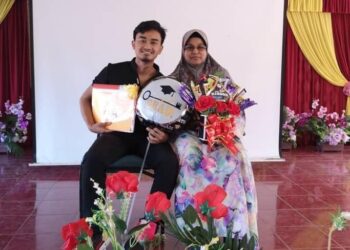GAMBAR kenangan Lukman Hakim Mat Rani bersama ibunya, Wan Rubiah Wan Abdullah sebelum penuntut USM itu ditemukan maut dipercayai terjatuh dari tingkat lapan asrama kediamannya di Georgetown, Pulau Pinang, semalam