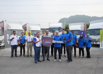DARI kiri: Ketua Pegawai Operasi Kenderaan Komersial, Mohamad Radzi Omar; Ketua Pengedaran Automotif DRB-HICOM Berhad & Ketua Pegawai Eksekutif Edaran Otomobil Nasional Berhad (EON) Akkbar Danial, menyerahkan kunci replika kepada Pengarah Kumpulan Urusan BERNAS, Datuk Haris Fadzilah Hassan (tengah) sambil disaksikan oleh Kuganesh a/l Chidambareswaran di Shah Alam, baru-baru ini.