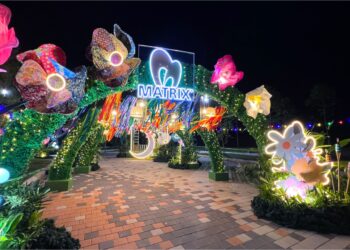 DEKORASI lampu-lampu hiasan bermotifkan flora akan menjadi tarikan utama pengunjung ke acara Bunga Bunga Raya bersempena Aidilfitri anjuran Matrix Concepts di Bayu Sutera, Bandar Sri Sendayan, Seremban.