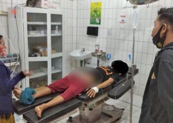MANGSA terbaring keletihan selepas memotong kemaluannya sendiri. -AGENSI